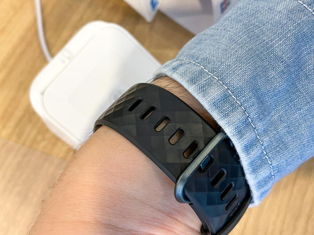 Suicaが使える軽量ウェアラブル｢Fitbit Charge 4｣を2カ月間使ってみた | Business Insider Japan
