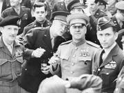 1945年6月10日、乾杯に臨む英陸軍元帥バーナード・モントゴメリー、米陸軍元帥ドワイト・アイゼンハワー、ソ連邦元帥ゲオルギー・ジューコフ（写真左から）。