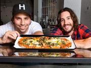 &pizzaの共同創業者であるスティーブ・サリス（左）とCEOのマイケル・ラストリア（右）。