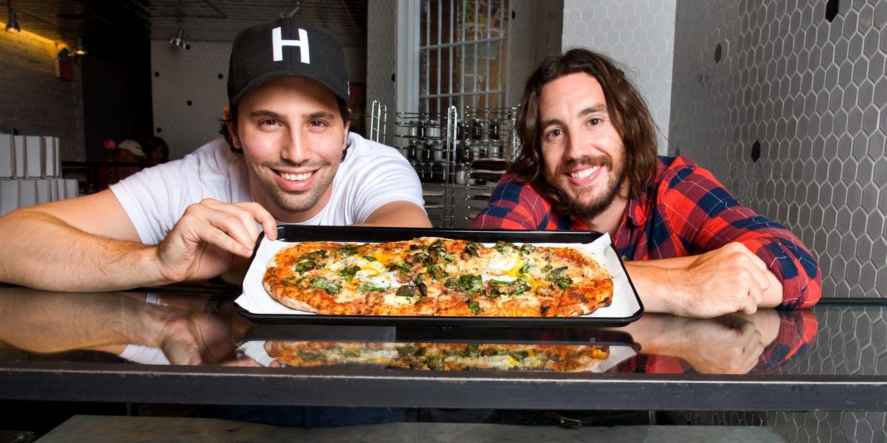 &pizzaの共同創業者であるスティーブ・サリス（左）とCEOのマイケル・ラストリア（右）。