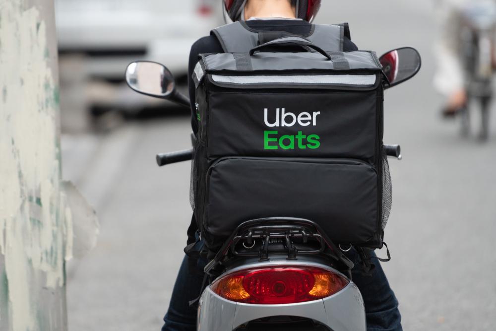 フードデリバリー配達員は自腹で労災加入の過酷さ、世界に逆行する日本