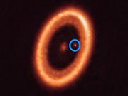 ｢PDS 70星系｣は、地球から約400光年離れた距離にあり、形成の途上にある。大きなリングの中心にあるのが恒星｢PDS 70｣で、青い円で示されているのはその惑星｢PDS 70c｣。