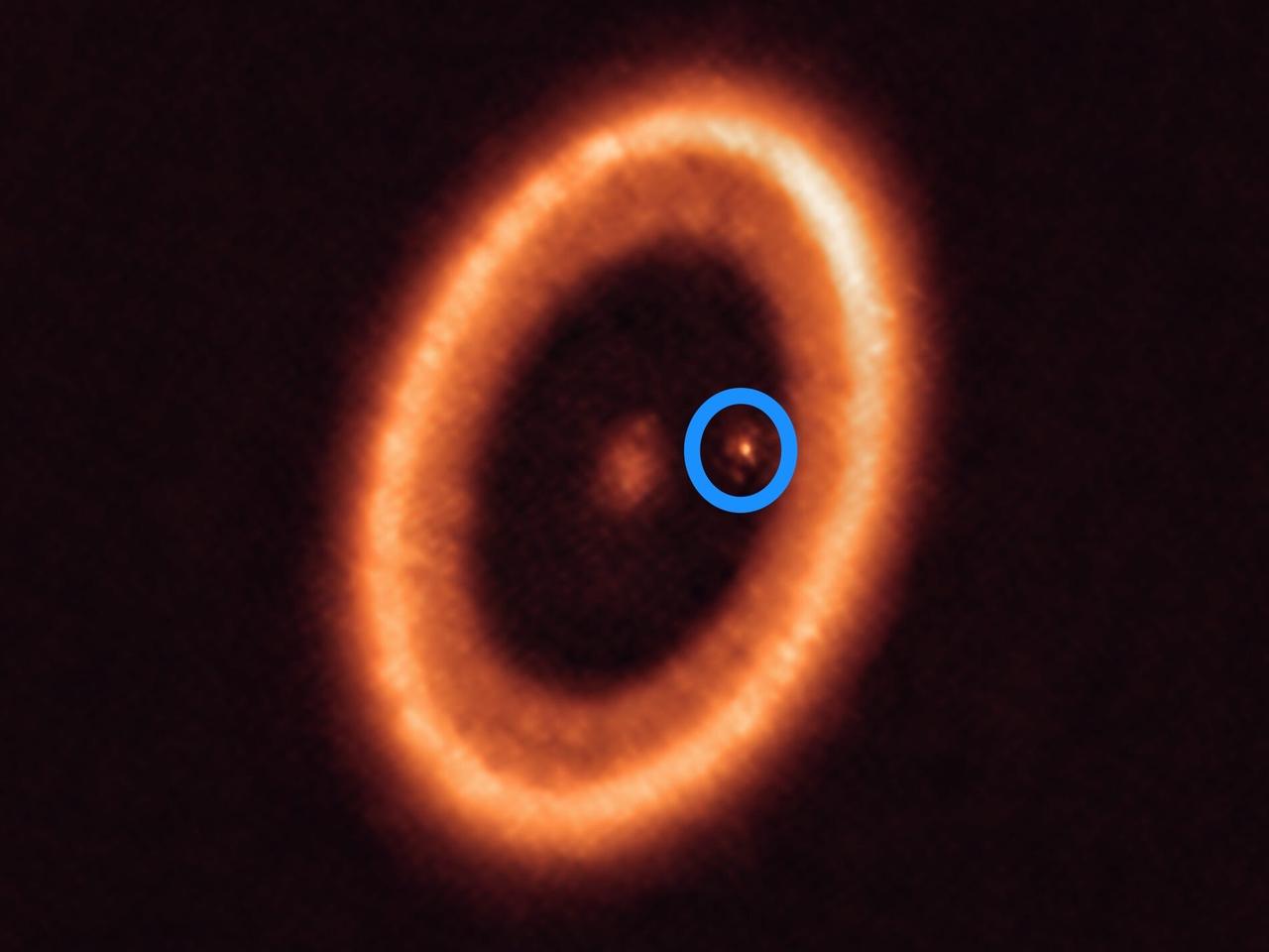 ｢PDS 70星系｣は、地球から約400光年離れた距離にあり、形成の途上にある。大きなリングの中心にあるのが恒星｢PDS 70｣で、青い円で示されているのはその惑星｢PDS 70c｣。