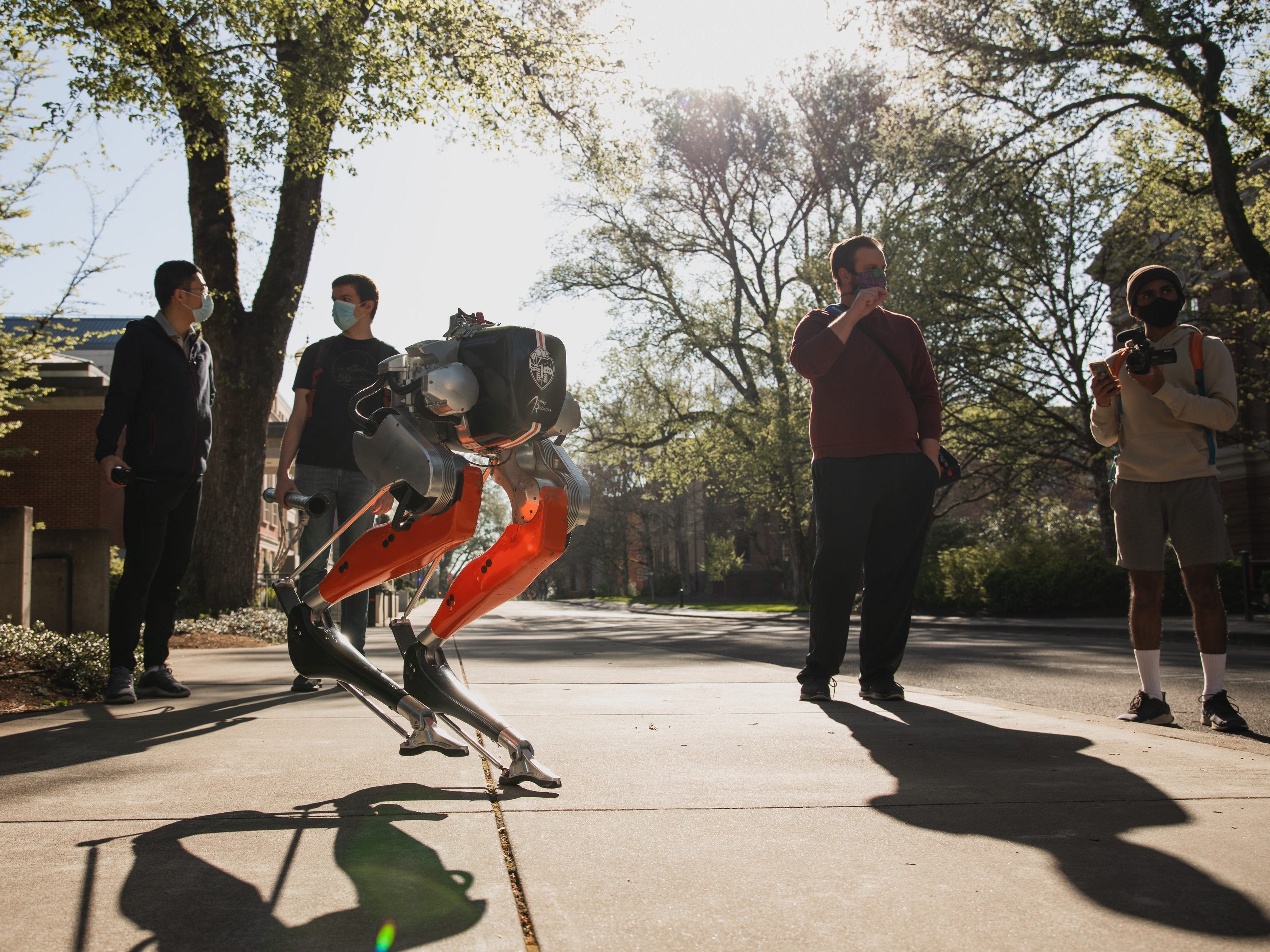 オレゴン州立大の二足歩行ロボット「キャシー」が屋外で5キロを完走