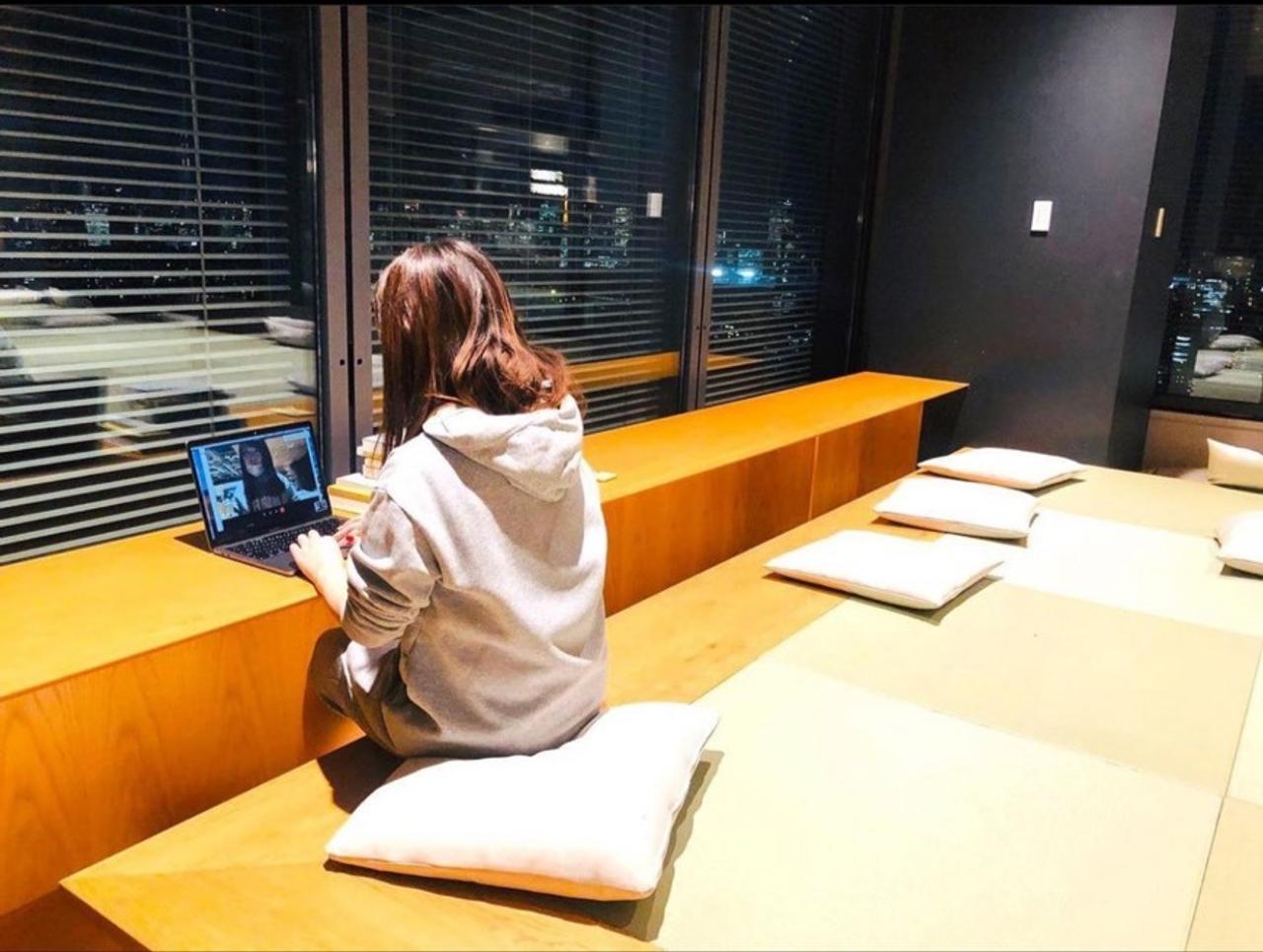 ミーティング中の筆者