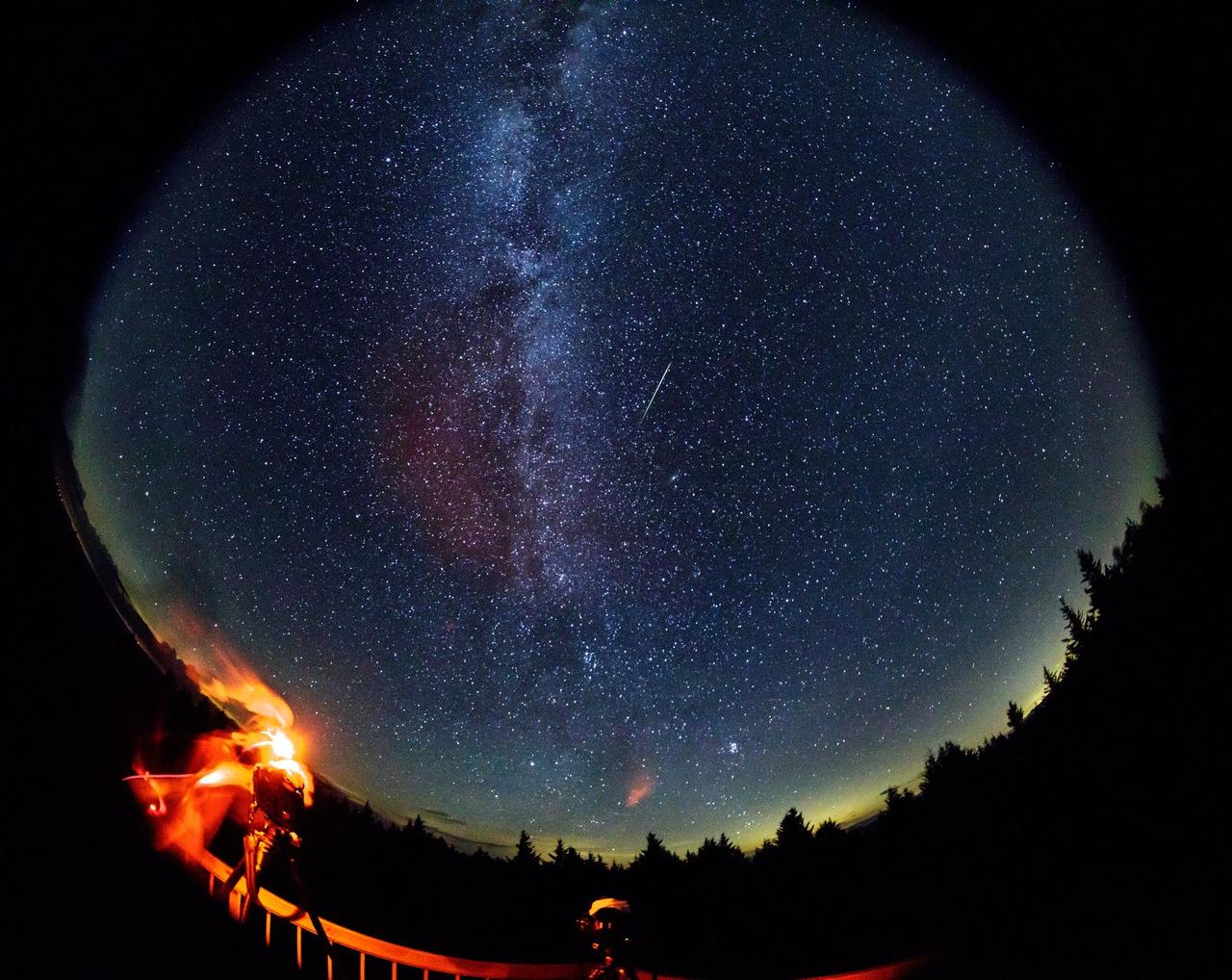 2016年8月12日、ウェストバージニア州スプルースノブで撮影されたペルセウス座流星群の流れ星。