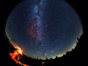 2016年8月12日、ウェストバージニア州スプルースノブで撮影されたペルセウス座流星群の流れ星。