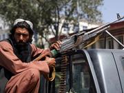 タリバンの兵士。2021年8月16日、アフガニスタンのカブールにある大統領官邸に通じる正門の前で。