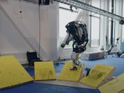 おそらく世界征服のためにトレーニングをしているボストン・ダイナミクスの人型ロボット｢アトラス｣。