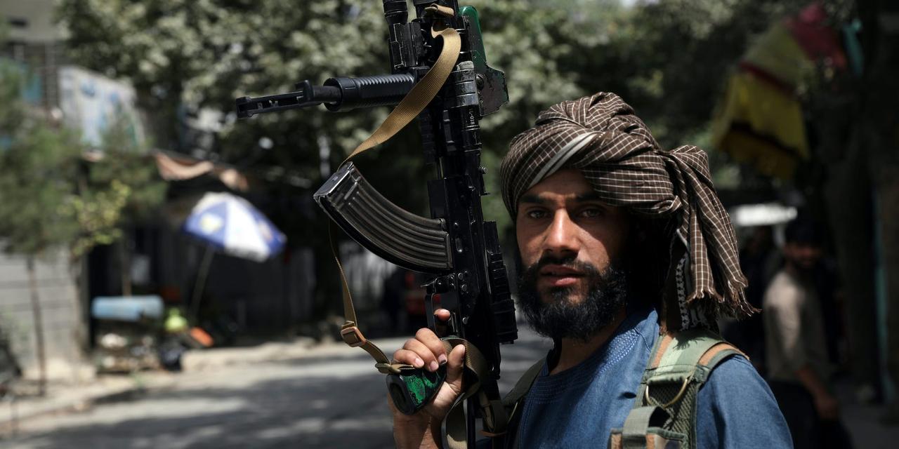 アフガニスタンの首都カブールの検問所を警備するタリバン兵。2021年8月18日。