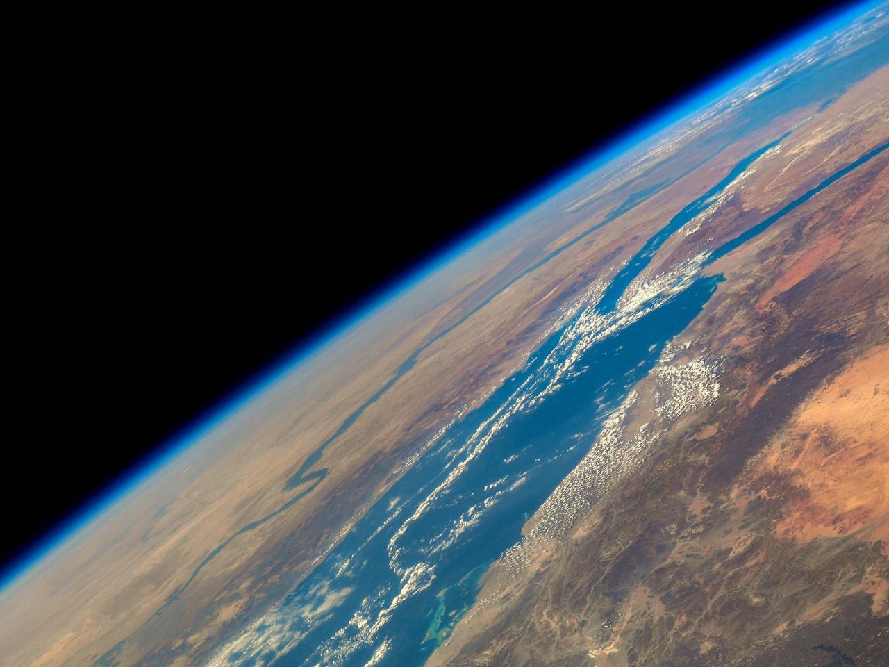 アフリカの紅海とナイル川の向こうの地平線に、地球大気の薄く青い層が見える。2021年2月3日撮影。