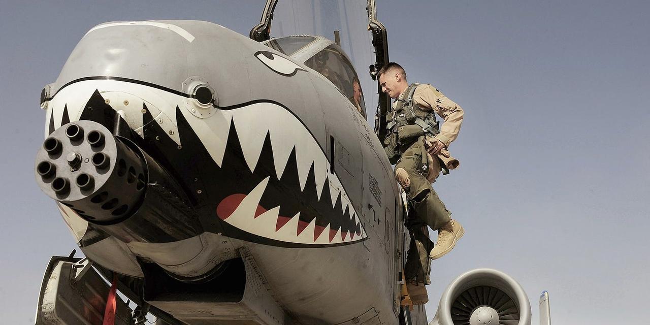 サメの歯のノーズアートを施したA-10サンダーボルトII攻撃機。アフガニスタンのカンダハール飛行場。