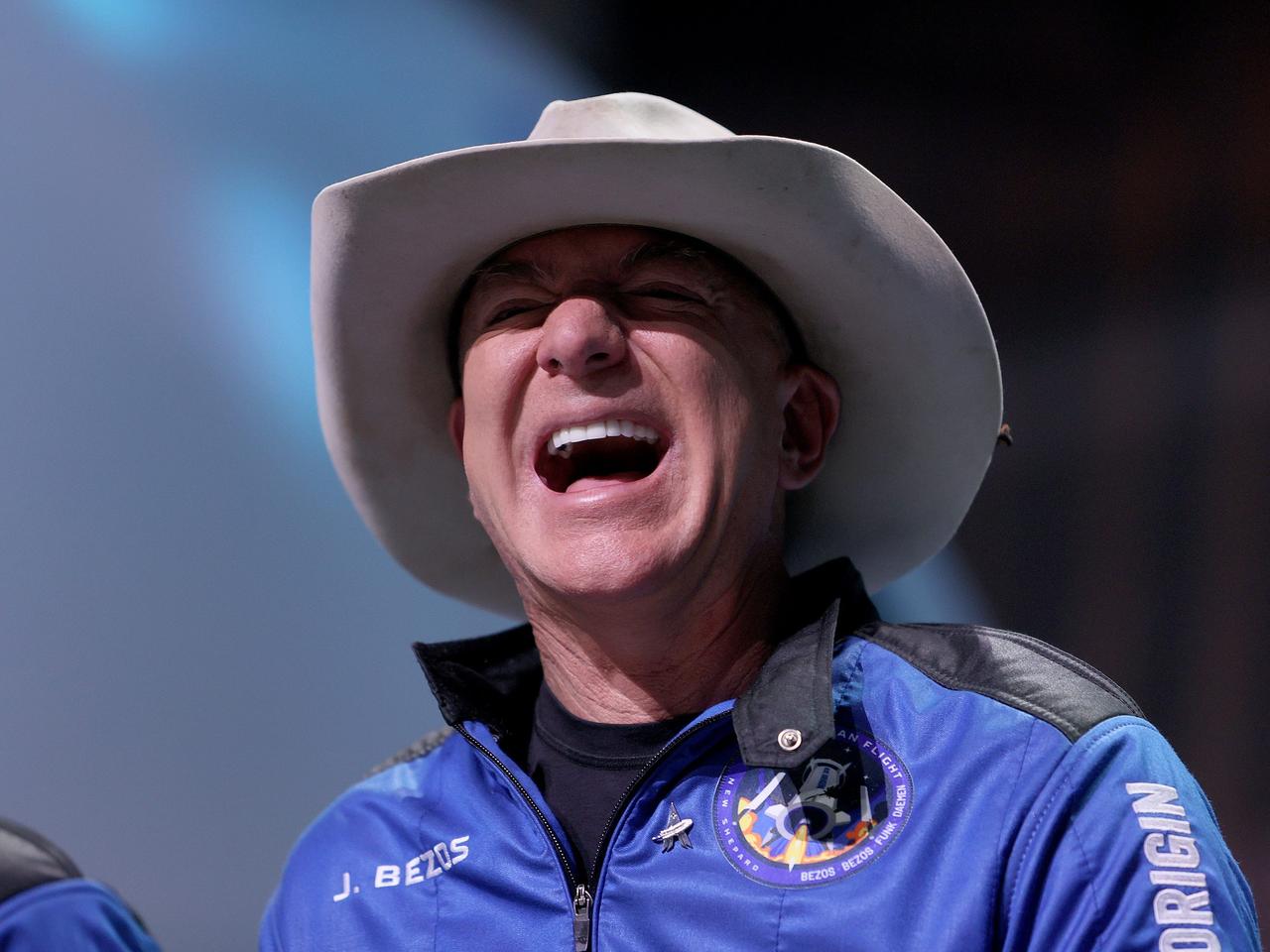 ブルーオリジンの宇宙船｢ニューシェパード｣での飛行について笑顔で話すジェフ・ベゾス。2021年7月20日にテキサス州で行われた記者会見にて。