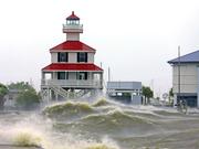 ルイジアナ州ニューオーリンズのニューキャナル灯台に打ち付ける波、2021年8月29日撮影。