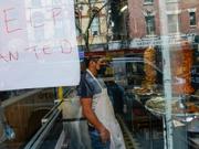 ｢従業員募集｣と書かれた紙を掲げるニューヨーク、グリニッジビレッジのレストラン。