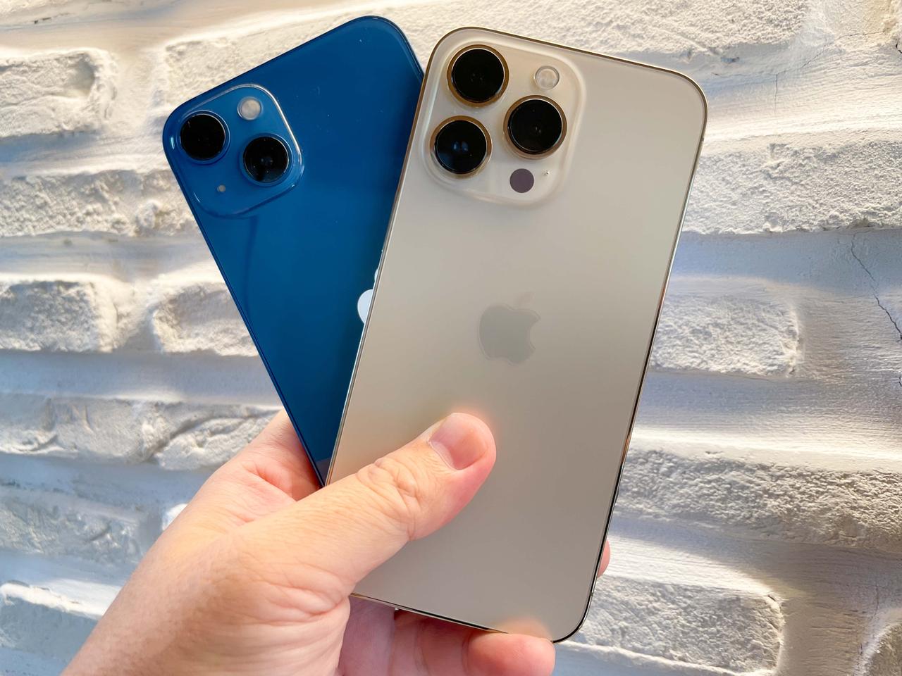 iPhone 13（左）とiPhone 13 Pro