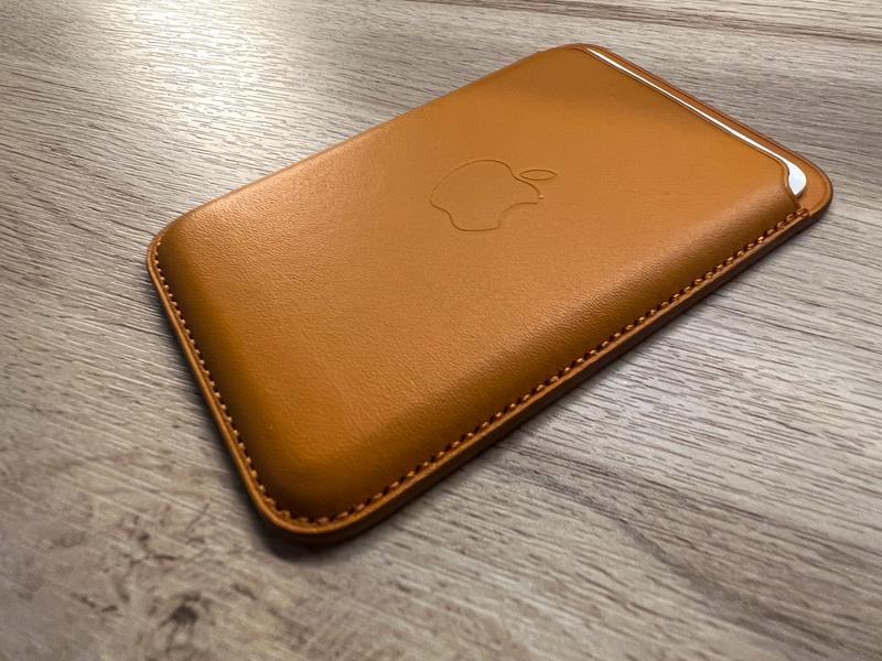 同時発売の「MagSafe対応iPhoneレザーウォレット」(色はゴールデンブラウン)を、iPhone 13とiPhone 13 Proで接写してみる。-3