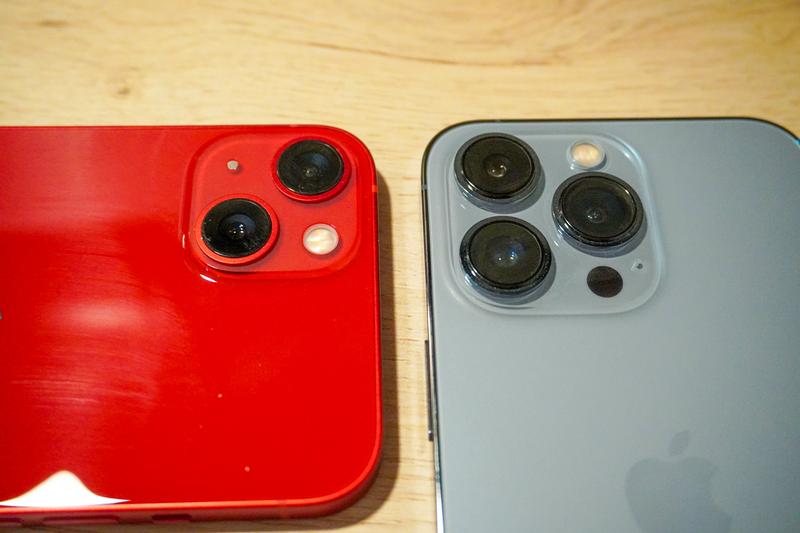 iPhone 13は対角上に2つのカメラ、iPhone 13 Proは3つのカメラ＋LiDARという構成
