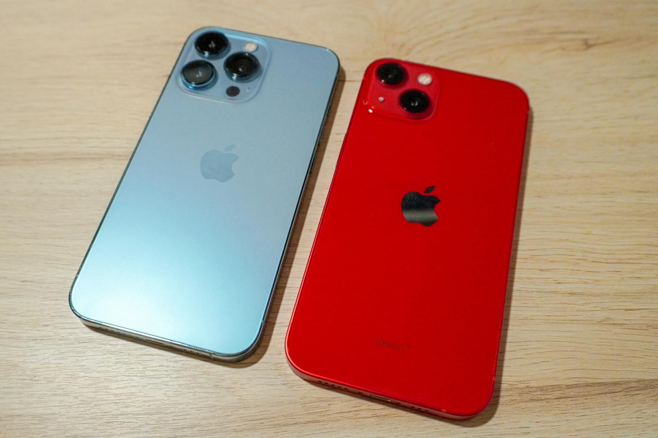 iPhone 13 Pro（フロストブルー、左）と、iPhone 13（(PRODUCT)RED、右）。