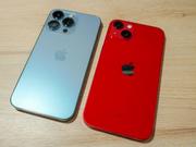 iPhone 13 Pro（フロストブルー、左）と、iPhone 13（PRODUCT RED、右）。