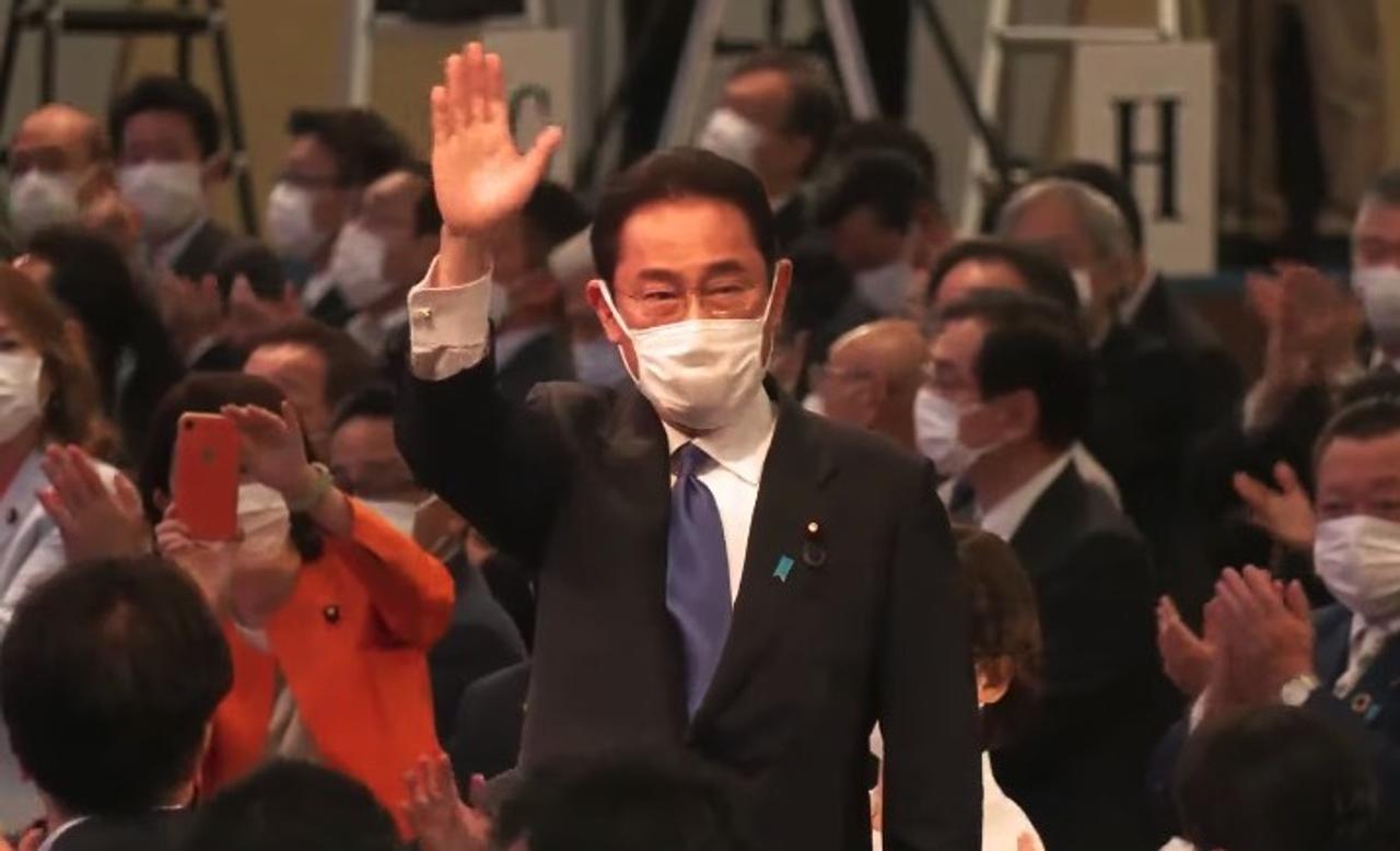 自民党総裁選に勝利した岸田氏。