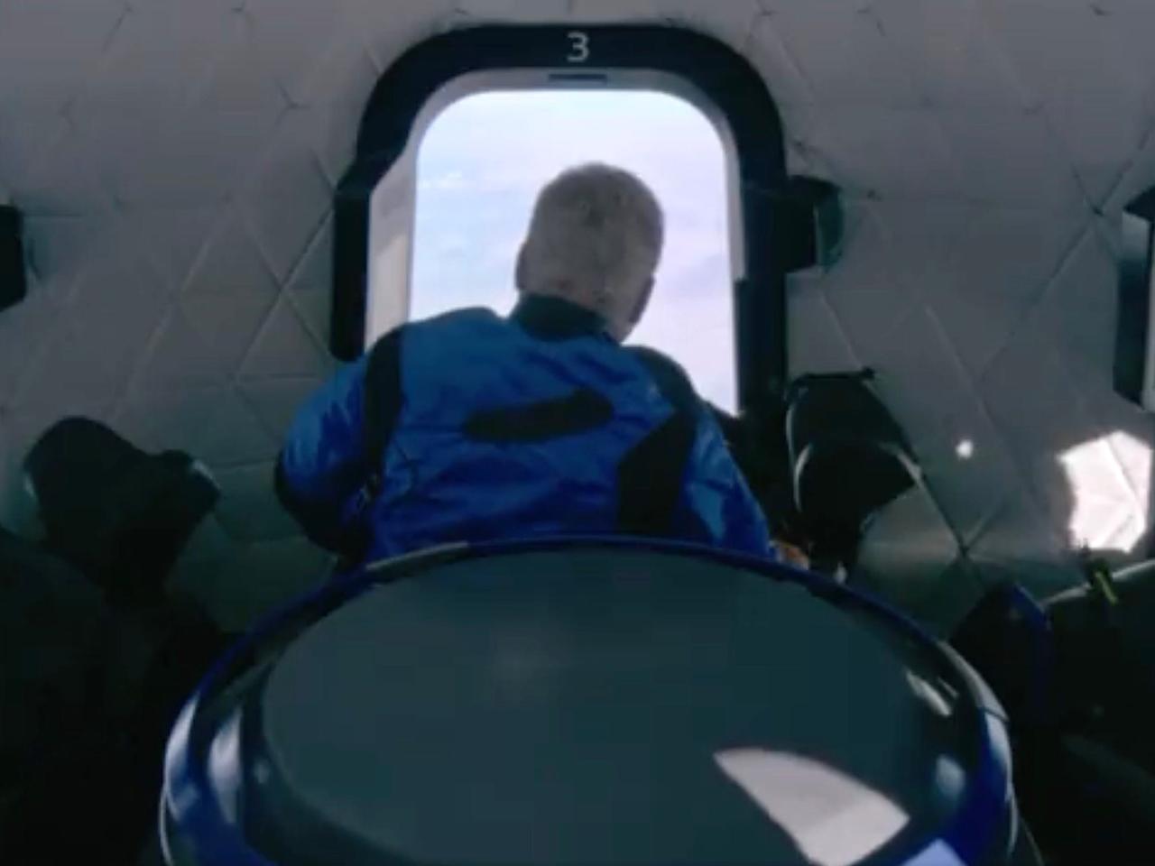 2021年10月13日、ブルーオリジン社のニューシェパード・カプセルの窓から地球を見つめるウィリアム・シャトナー。