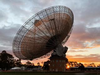 オーストラリア南東部のパークス天文台にある電波望遠鏡。2019年7月15日の日没時に撮影。