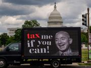 億万長者ジェフ・ベゾスの画像を用いて超富裕層への増税を呼びかける広告がトラックに設置され、アメリカ連邦議会議事堂の近くを通っている。