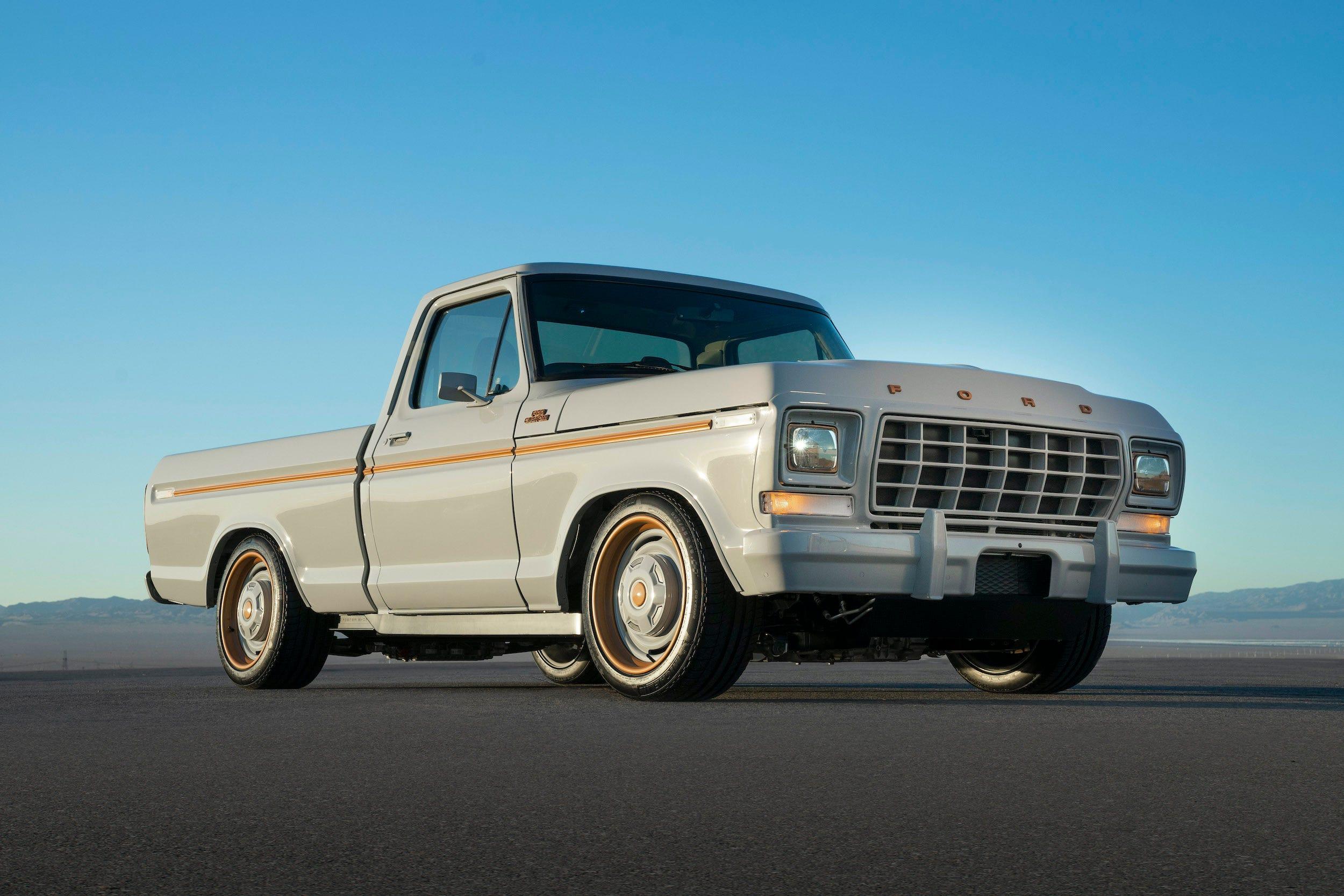 【絶版希少】M2マシーンズ・フォードF-100 トラック2台 フォード、1978年式F-100のEV版を発表…改造EV向けにモーターや