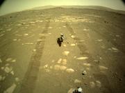 2021年4月5日、NASAの探査車｢パーサヴィアランス｣から火星の地面に投下された小型ヘリコプター｢インジェニュイティ｣。