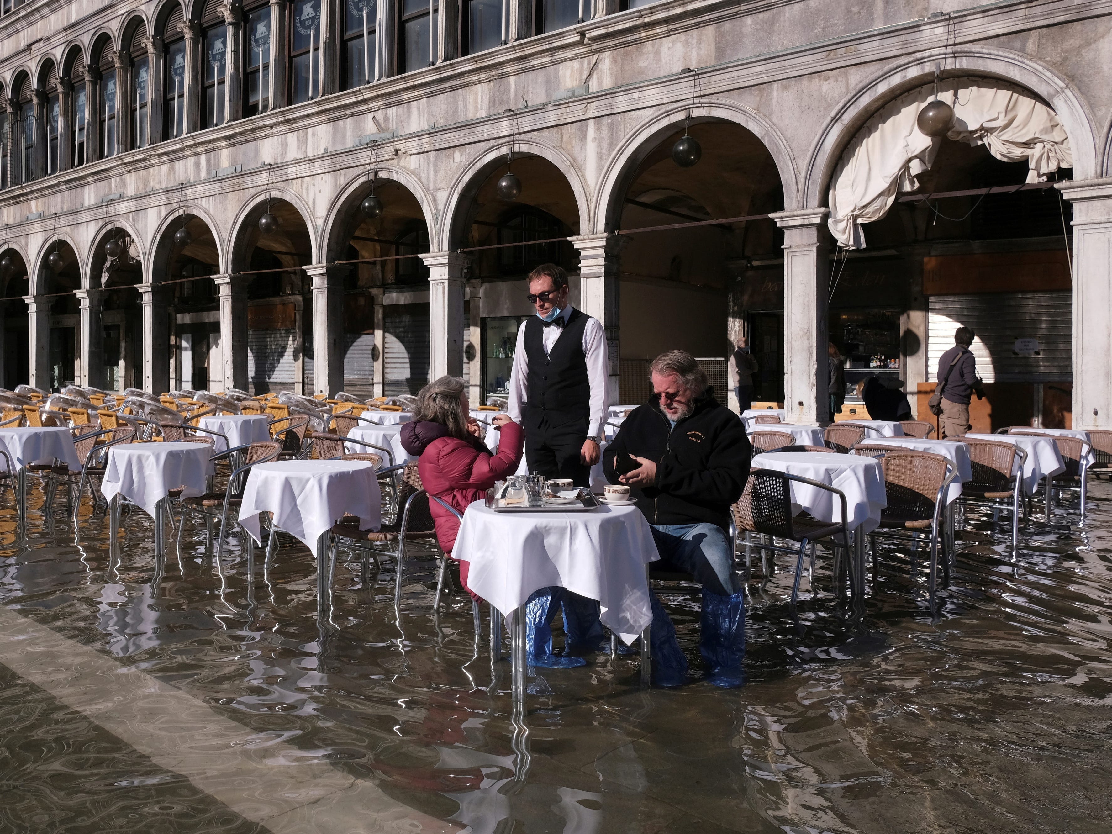 観光客は動じず？ 水上都市ベネチア、高潮に見舞われる | Business