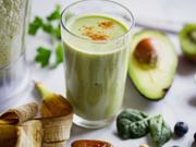 スムージーはたくさんのフルーツと野菜を摂取するためのとてもよい方法だ。ナッツバターを加えればタンパク質も補える。