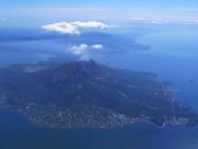 鹿児島湾に浮かぶ桜島火山の空撮写真。