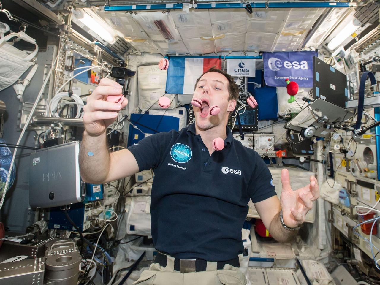 2017年、国際宇宙ステーションに届けられたフランス産マカロンで遊ぶ欧州宇宙機関のトマ・ペスケ宇宙飛行士。