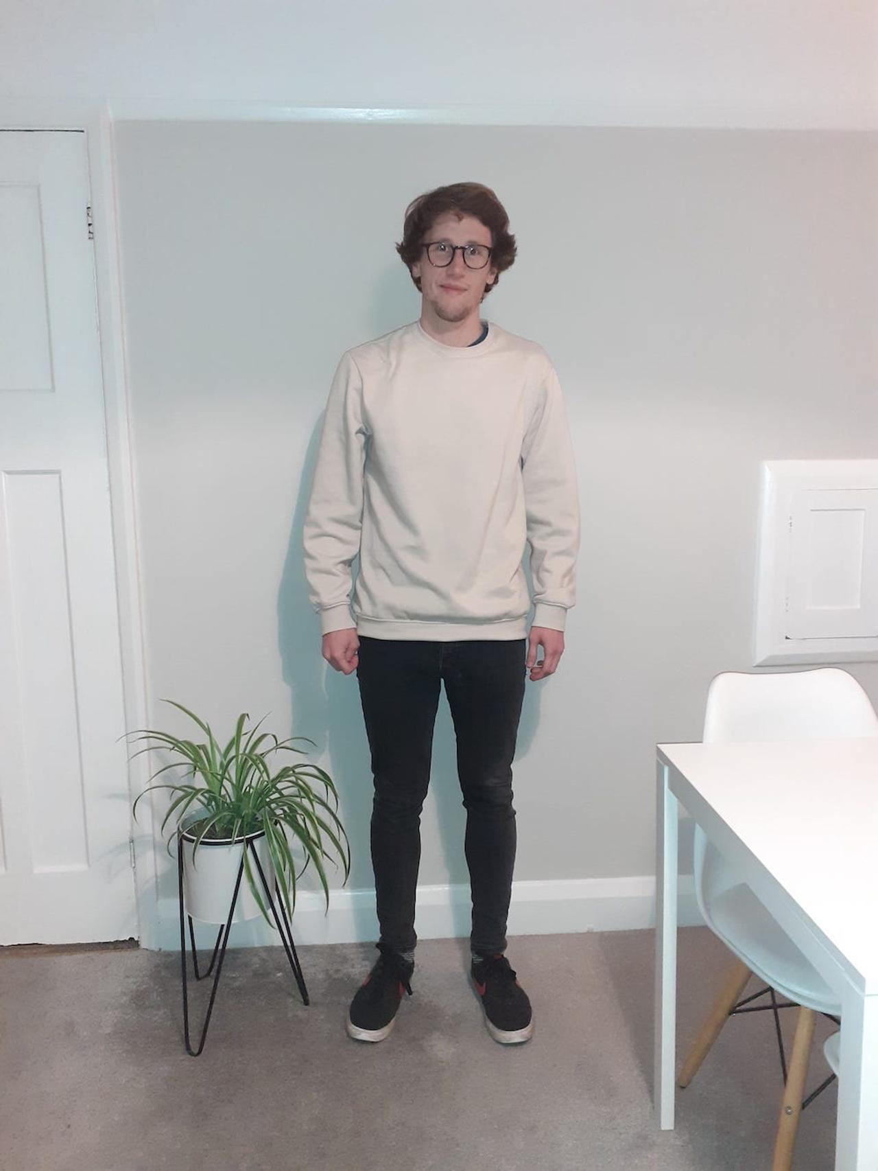 ベージュのジャンパー、青のTシャツ、黒のジーンズ、ナイキのスニーカーを1週間着用した。