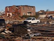 2021年12月12日、ケンタッキー州メイフィールドを竜巻が襲い、建物は瓦礫になった。
