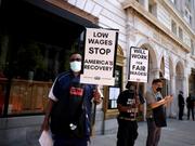 2021年5月26日、ワシントンDCにあるレストランの前で行われた｢賃金ストライキ｣のデモに参加する｢One Fair Wage（公正な賃金）｣の活動家たち。