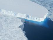 南極のスウェイツ氷河。