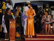 2021年11月30日、バルバドスの共和国化に伴う大統領就任式に出席した歌手のリアーナ（中央）。