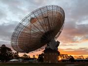 オーストラリア南東部のパークス天文台にある電波望遠鏡。2019年7月15日の日没時に撮影。