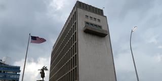 キューバのハバナにあるアメリカ大使館。