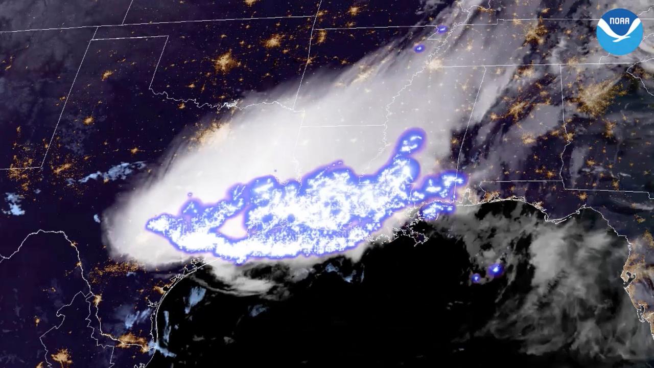 衛星画像は、稲妻の最長記録を達成した雷雨を示している。2020年4月29日。