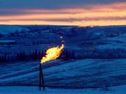 2016年1月21日、ノースダコタ州ワトフォードシティ郊外の油井から、日没とともに燃え上がる天然ガスの炎。
