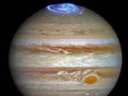 NASAのハッブル宇宙望遠鏡がとらえた木星のオーロラ。同望遠鏡による2度の観測データを合成。