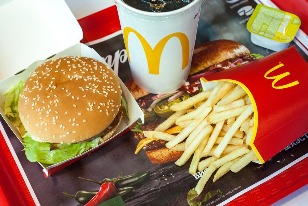 マック社長、ポテト販売制限で陳謝「安定供給に全力」 でも営業利益は