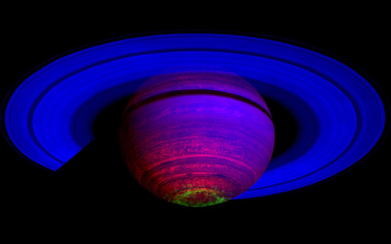 カッシーニ探査機が捉えた土星のデータから擬似色で作成した合成画像。南極でオーロラが輝いている。