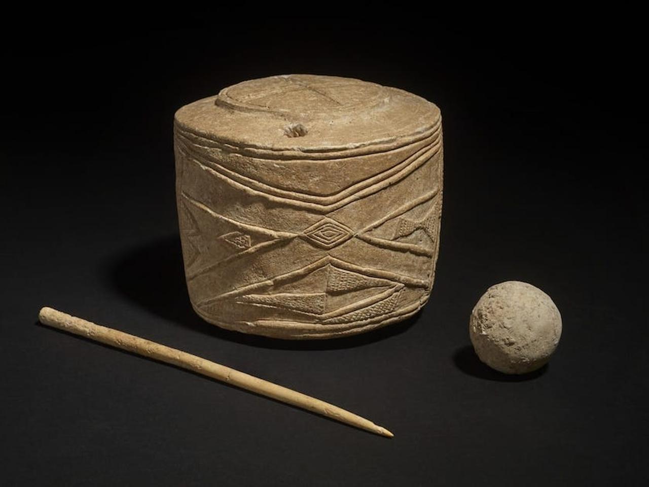バートンアグネスから出土した石灰岩でできた太鼓と球体、骨でできたかんざし。