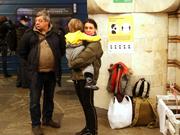 ウラジーミル・プーチン大統領がウクライナ東部での軍事作戦を決定した後、地下鉄の駅に避難する人々（ウクライナ・キーウ、2022年2月24日）