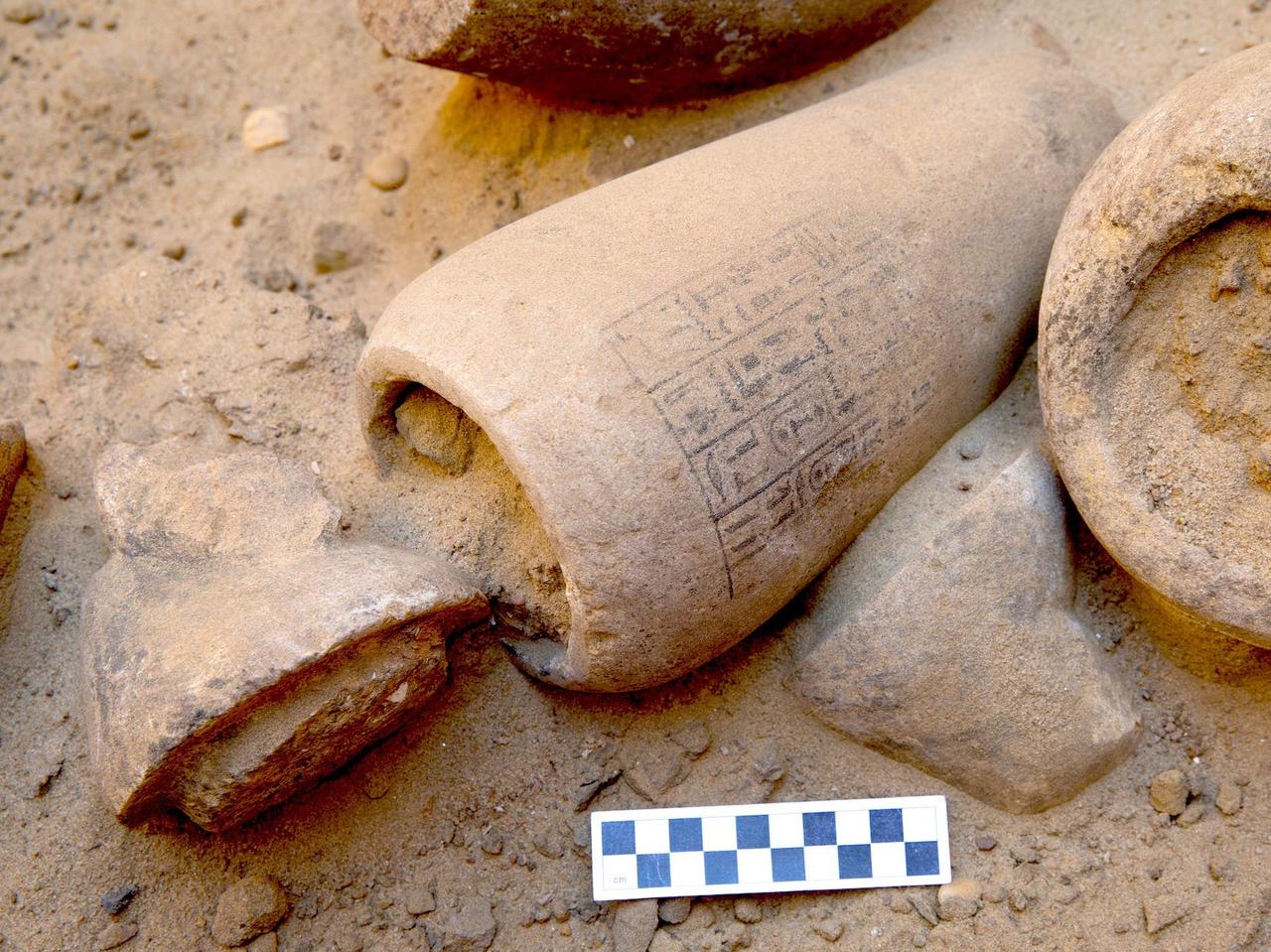 アブシール遺跡で発見された壺。