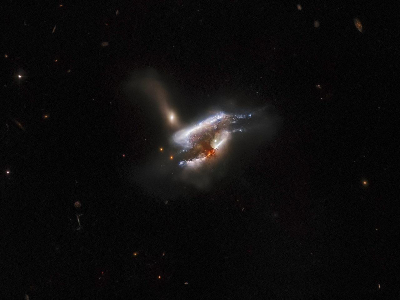 ハッブル宇宙望遠鏡が捉えた、3つの銀河が衝突している様子。